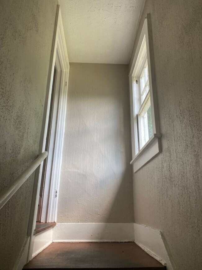 Building Photo - Spacious 3-Bedroom Home for Lease in Akron