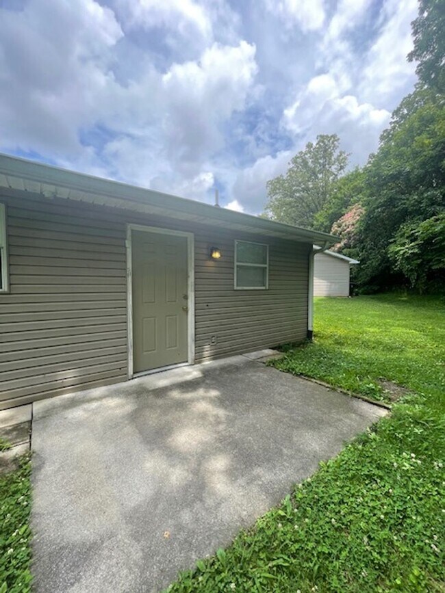 Building Photo - 2 Bedroom 2 Bath Duplex Call Ed Johnson 86...