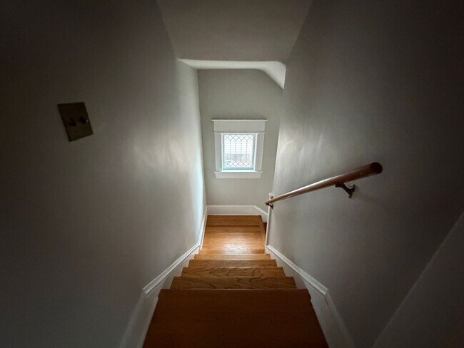 Building Photo - 2216/2218 Memorial Ave SW