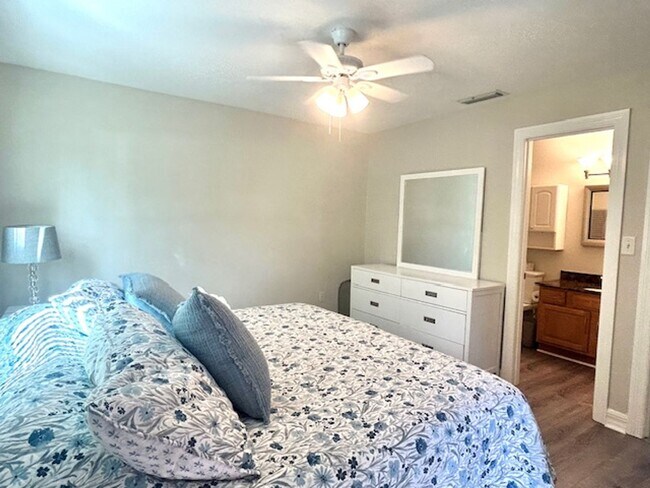 Building Photo - 2025/26 FALL/ WINTER MONTHLY  RENTAL ! FURNISHED - 5 MINUTES TO SIESTA BEACH