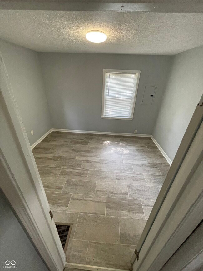 Building Photo - 615 N Tibbs Ave