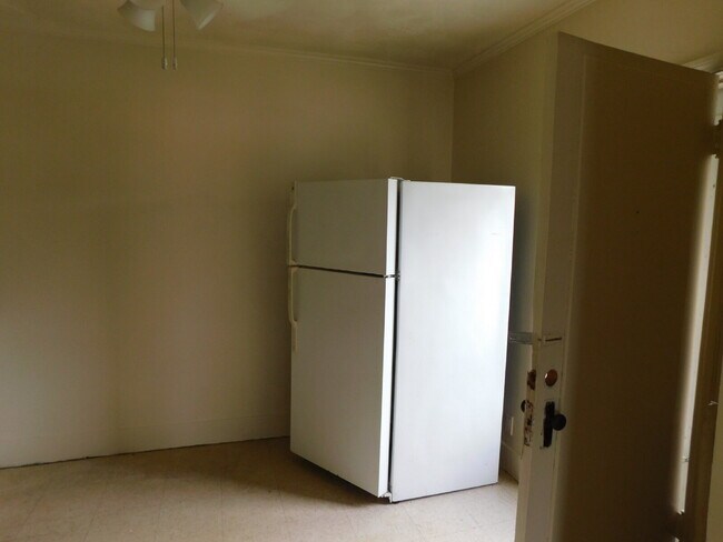 Building Photo - Move In Ready Upper Unit Apartment