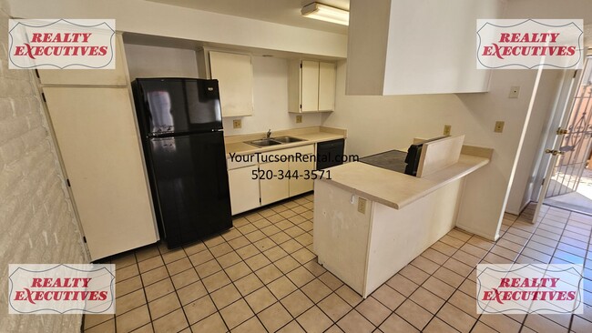 Building Photo - Fort Lowell & Campbell 2/1 - A/C and all a...