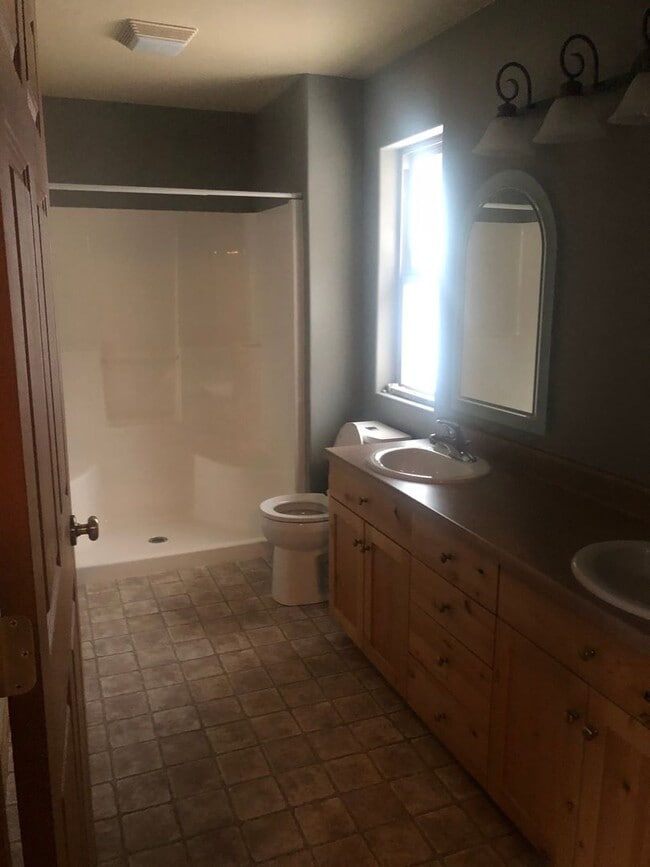 Building Photo - 3 Bedroom / 2 Bathroom Townhouse – Pet Fri...