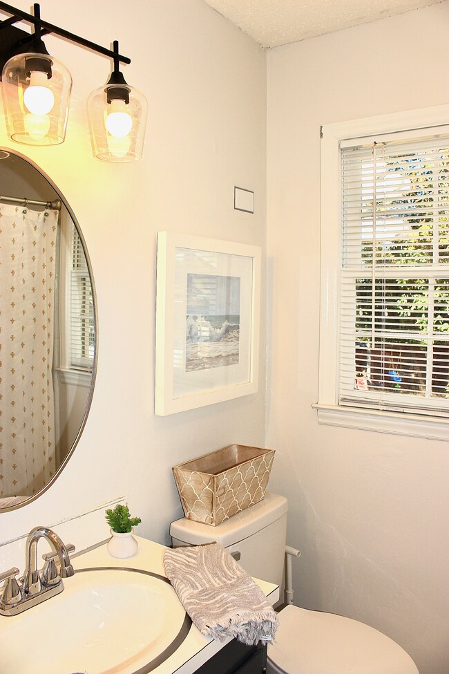 Building Photo - 316 Vinecrest Dr