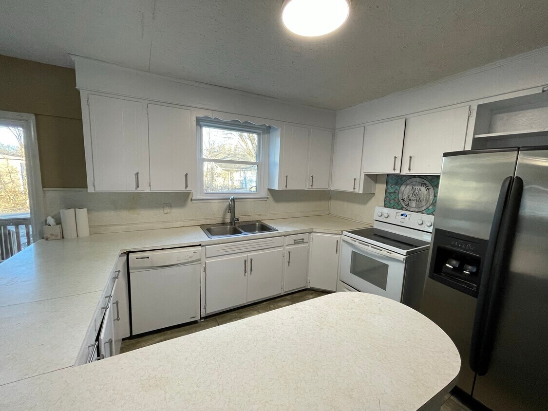 Building Photo - 612 Sun Cir