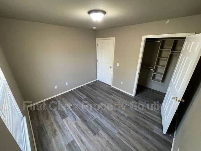 Building Photo - 400 N Willowood Dr