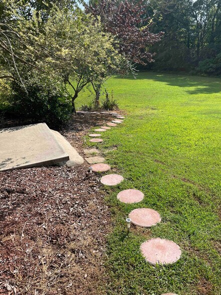 Building Photo - 176 Schools Dr