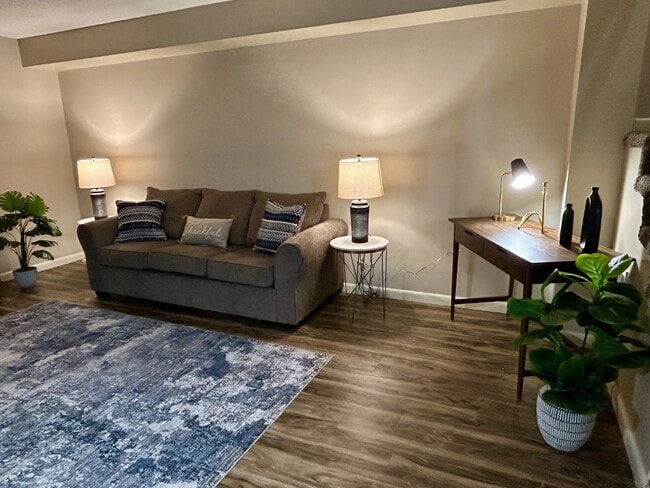 Building Photo - 917 Davis Blvd