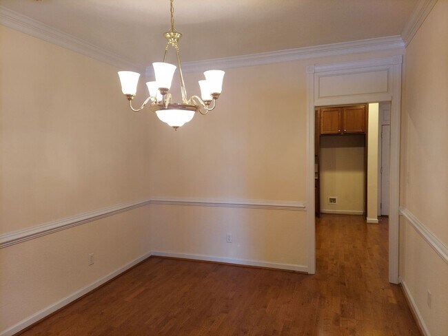 Building Photo - 3 Bed 2.5 Bath Townhouse
