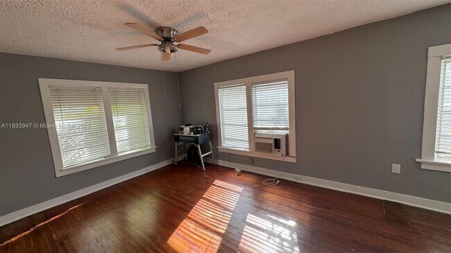 Building Photo - 1849 Dewey St