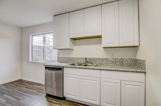 Building Photo - 3 Bedroom 2 bathroom Duplex