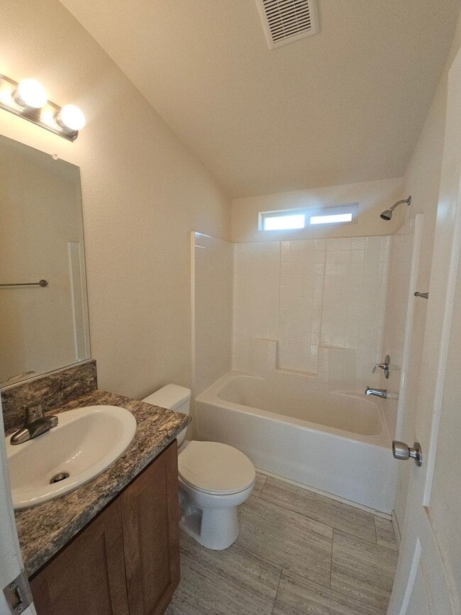 Building Photo - Newer 2 bedroom house on quiet street