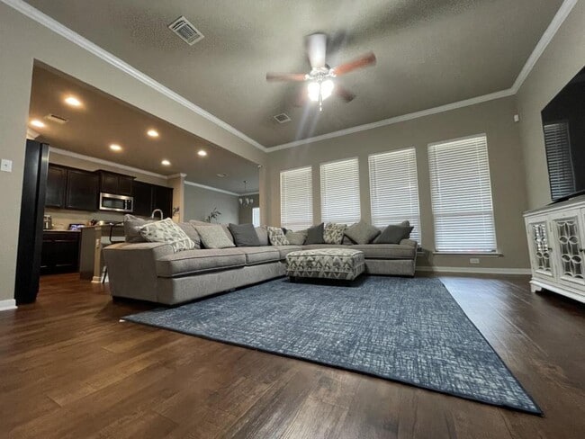 Building Photo - 5812 Blackstone Dr