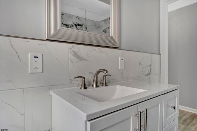 Building Photo - 13 N Victoria Ave