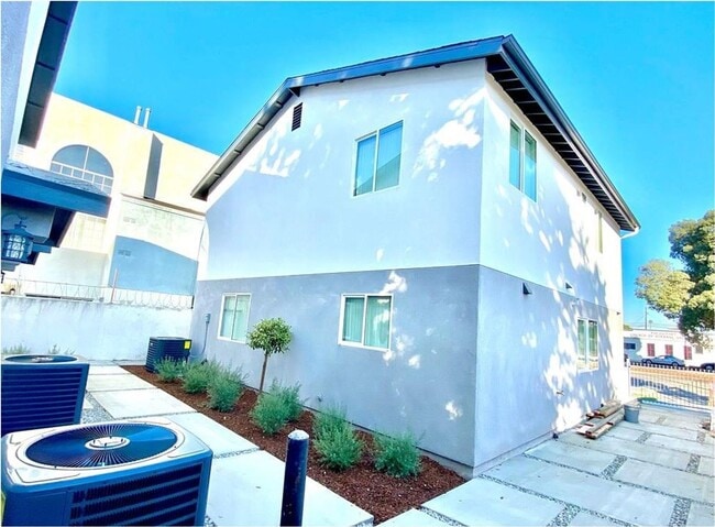 Building Photo - BROADWAY(10617)