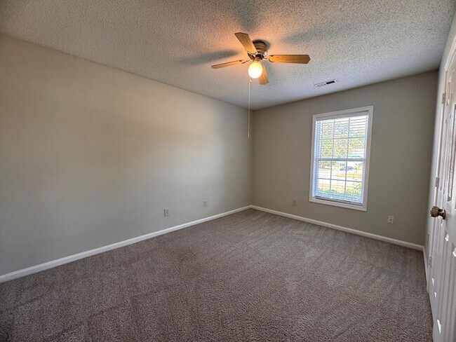 Building Photo - 3BR 2BA One Story Home with Garage