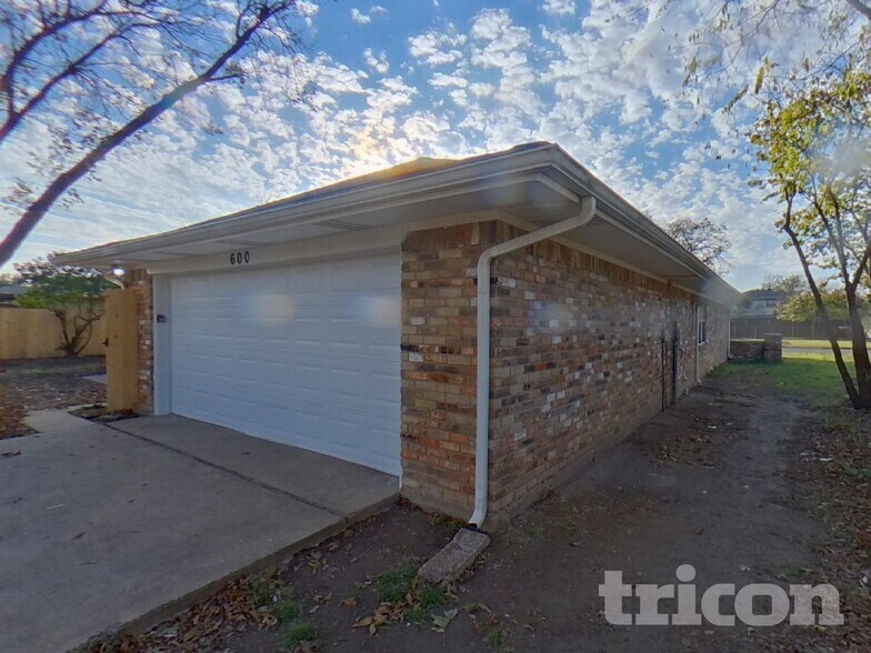 Building Photo - 600 Spring Willow Dr