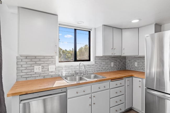 Building Photo - 355 Elm St N