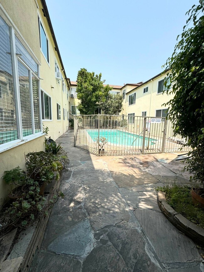 Building Photo - 905 N Sweetzer Ave