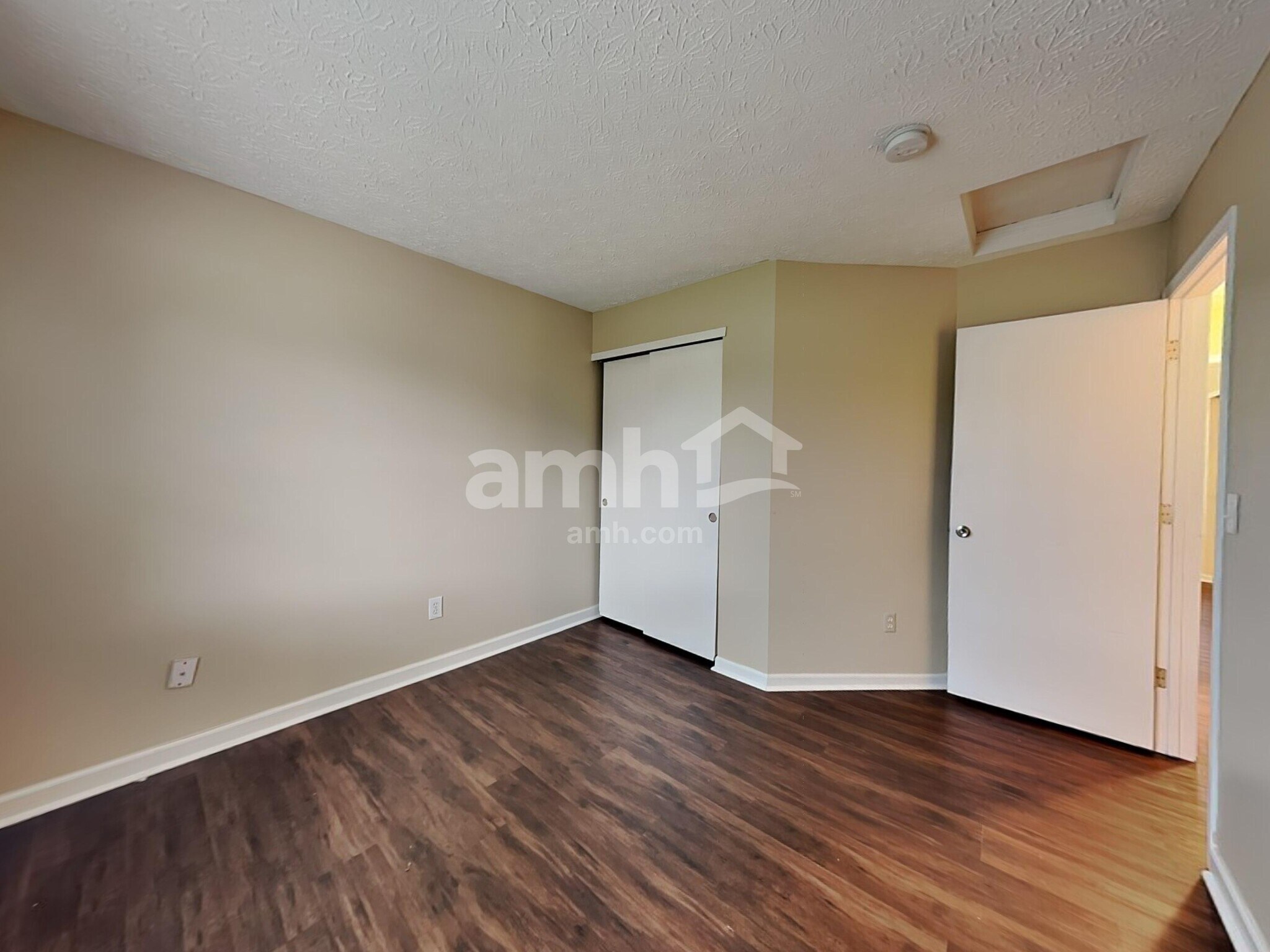 Building Photo - 1216 Walker Springs Dr