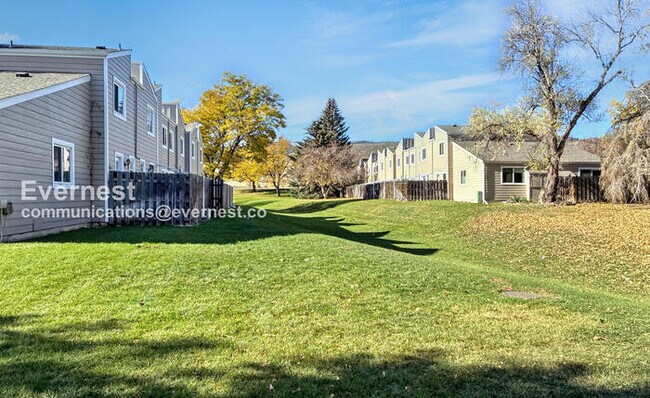 Building Photo - 2 Bed/1.5 Townhome with Carport / Availabl...