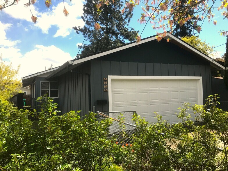 Building Photo - 8038 N Wayland Ave