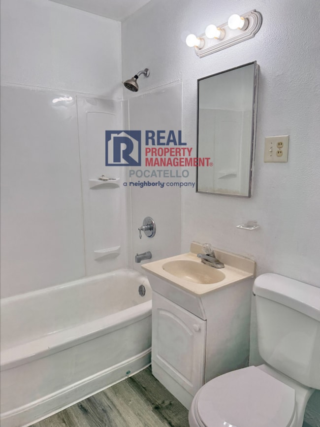 Building Photo - 5 bed 1.5 bath house - Pet Friendly