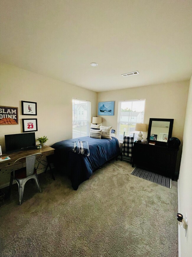 Building Photo - 915 Falls Grove Trl
