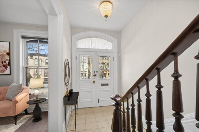 Building Photo - 545 W Belden Ave