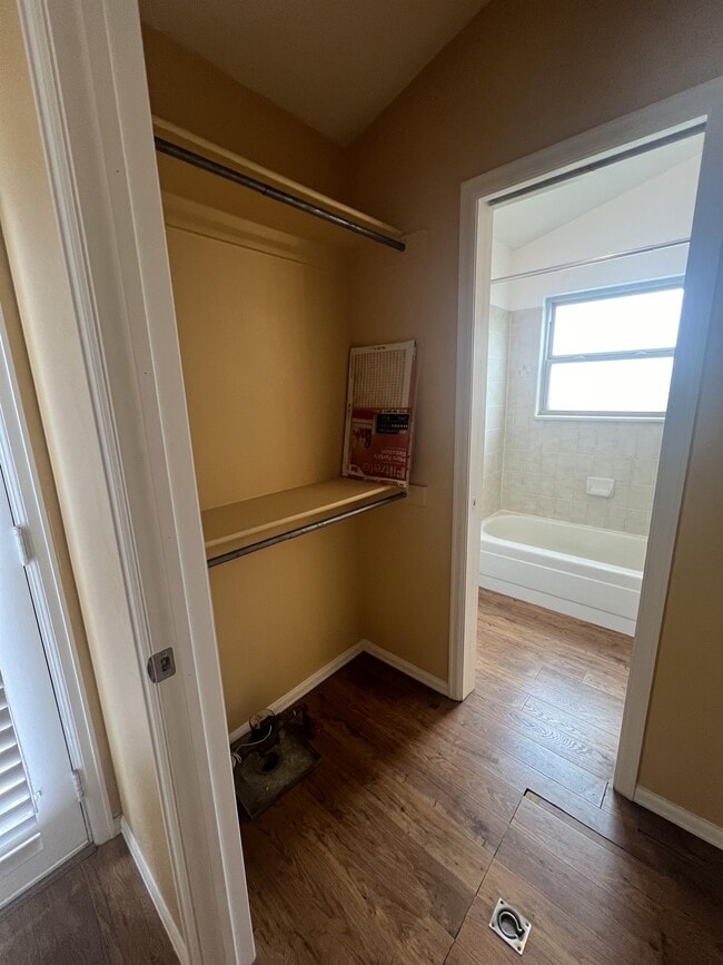 Building Photo - 870 London Green Way