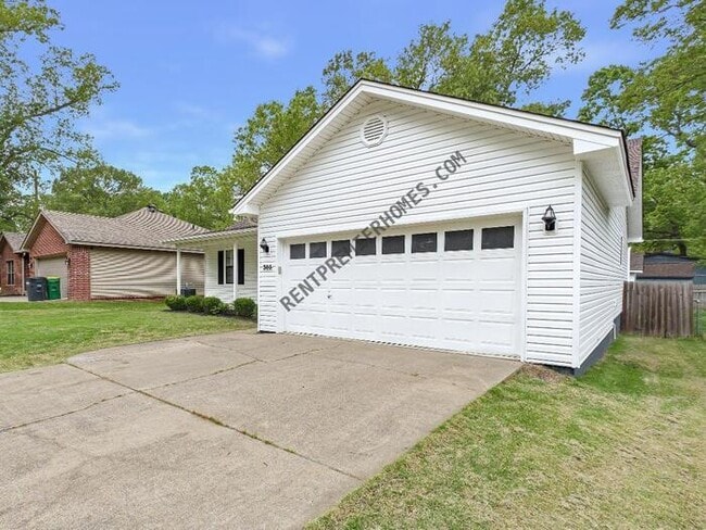 Building Photo - 303 May St