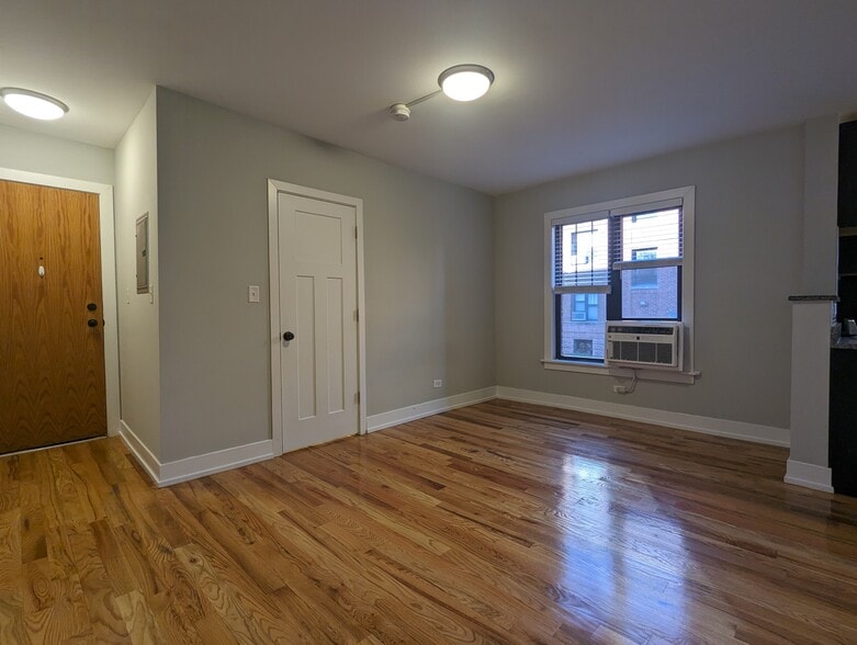 Building Photo - 908 W George St