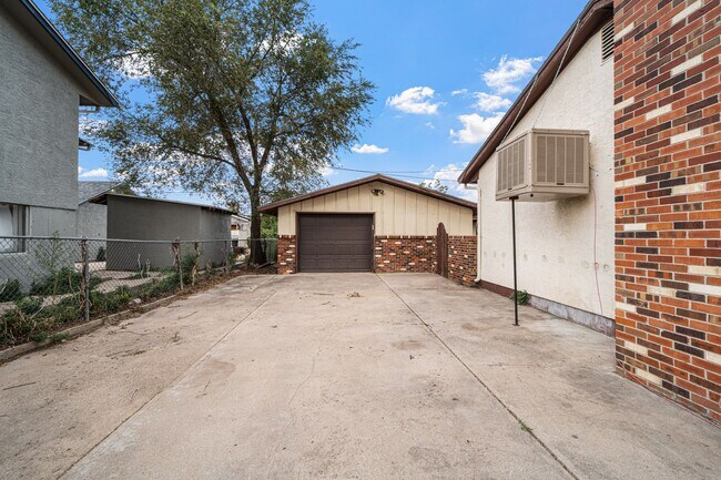 Building Photo - 4 Bed ranch home in Pueblo with Garage!