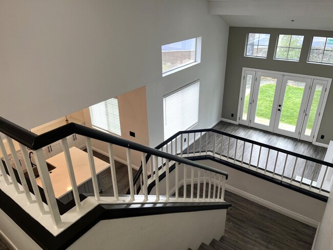 Building Photo - 4 bedroom, 2.5 bathroom home in a gated Riverside community!