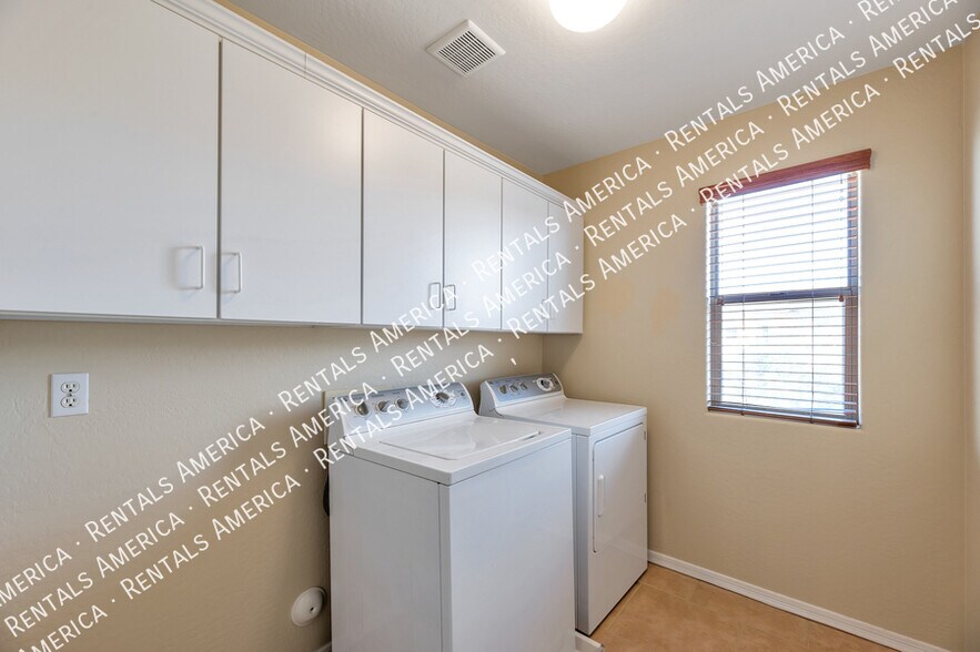 Building Photo - 15813 N Dante Dr