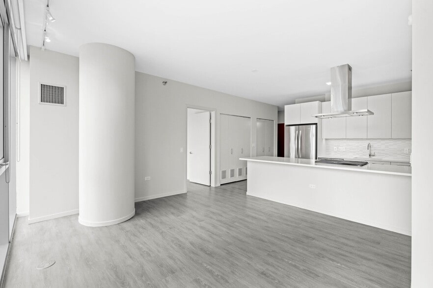 Building Photo - 6 E Huron St