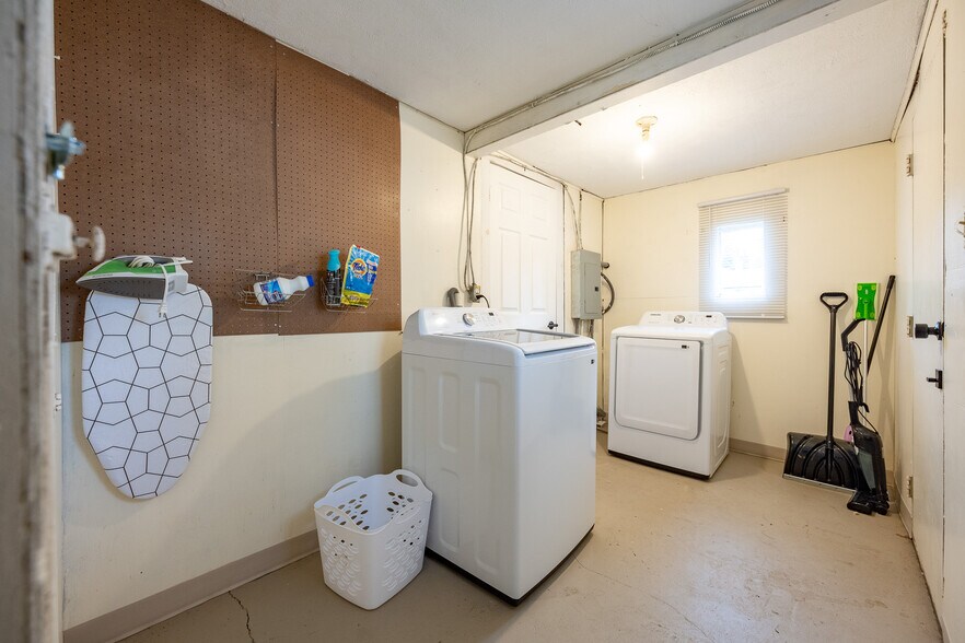 Building Photo - 4502 Kingsley Dr