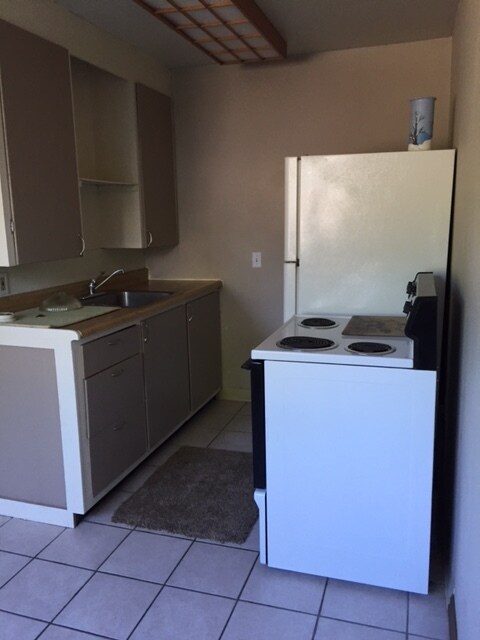 Full size appliances in kitchen - 3203 W Taft St