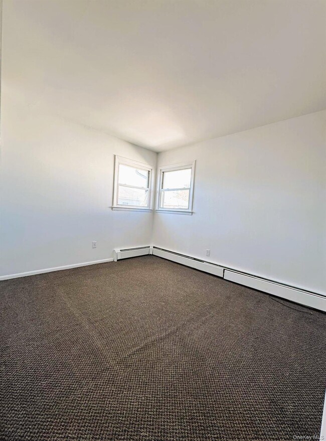 Building Photo - 131 Roslyn Rd