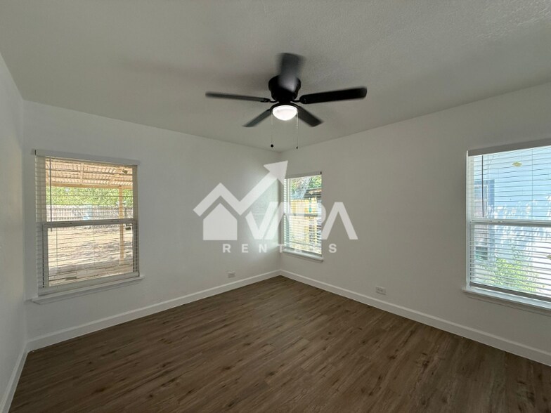 Building Photo - 315 Weizmann St