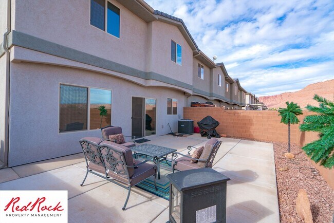 Building Photo - Beautiful townhome in desirable neighborho...