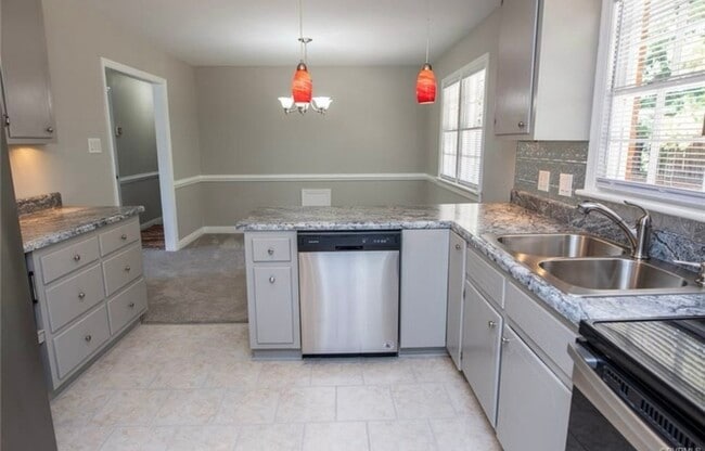 Building Photo - 10210 Hollyberry Dr