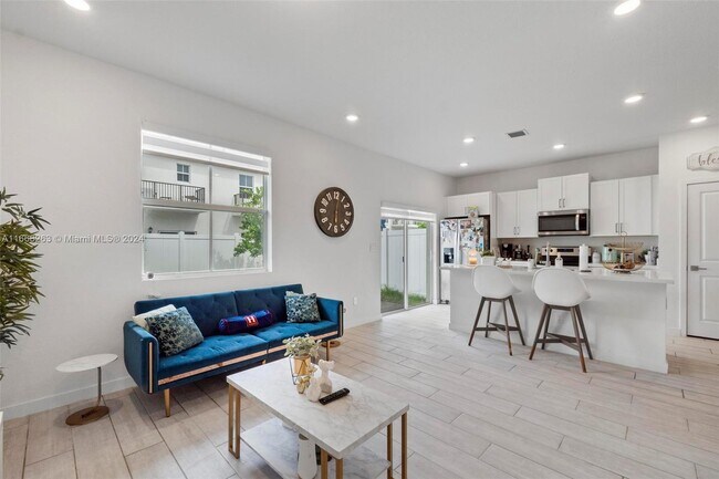 Building Photo - 765 SE 19th St