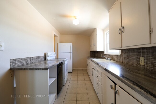 Building Photo - Charming 3-bedroom, 2-bathroom Home