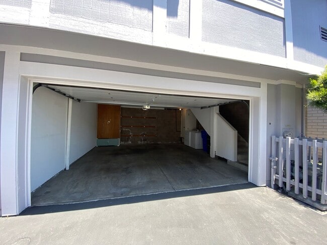 Building Photo - Two Bedroom Townhome W/ Parking, Dishwasher & In Unit Washer/Dryer!