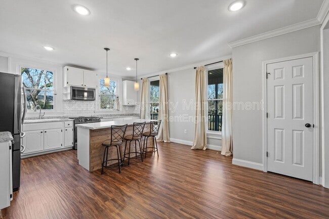 Building Photo - 138 Main St