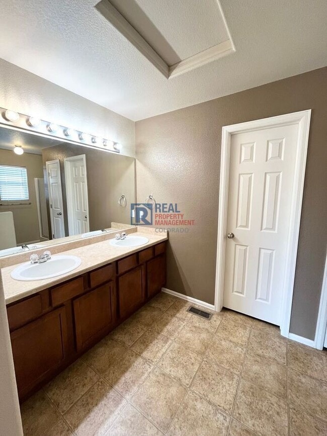 Building Photo - 10276 Deer Meadow Cir