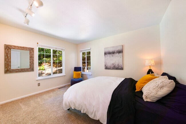 Building Photo - Stunning Mid-Century Modern 5bed/3.5 bath Home on 1.92 acres