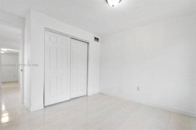 Building Photo - 934 E 22nd St